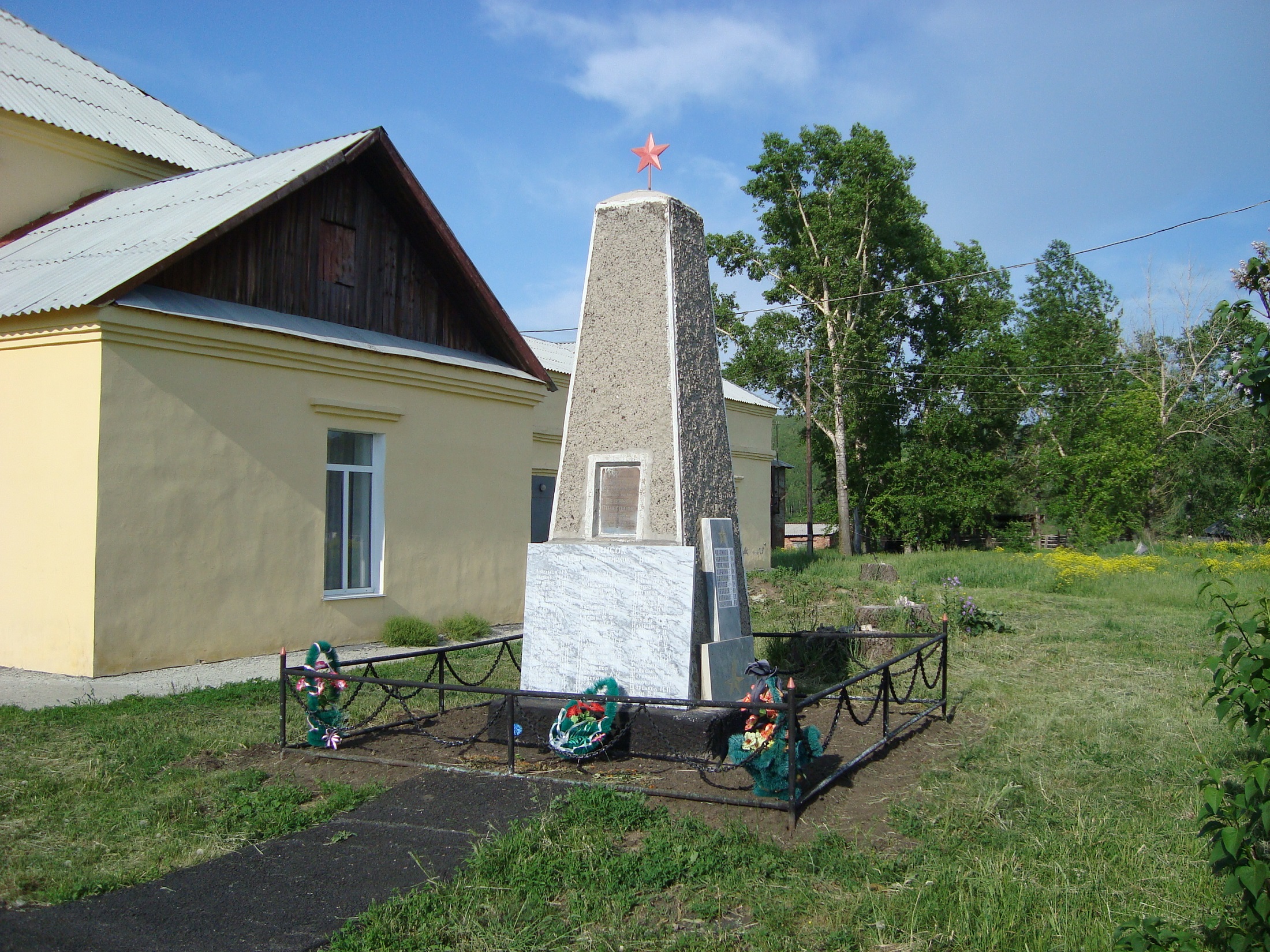 Старый памятник, с. Лучшево : фото Е. Щетининой, 2012 год.